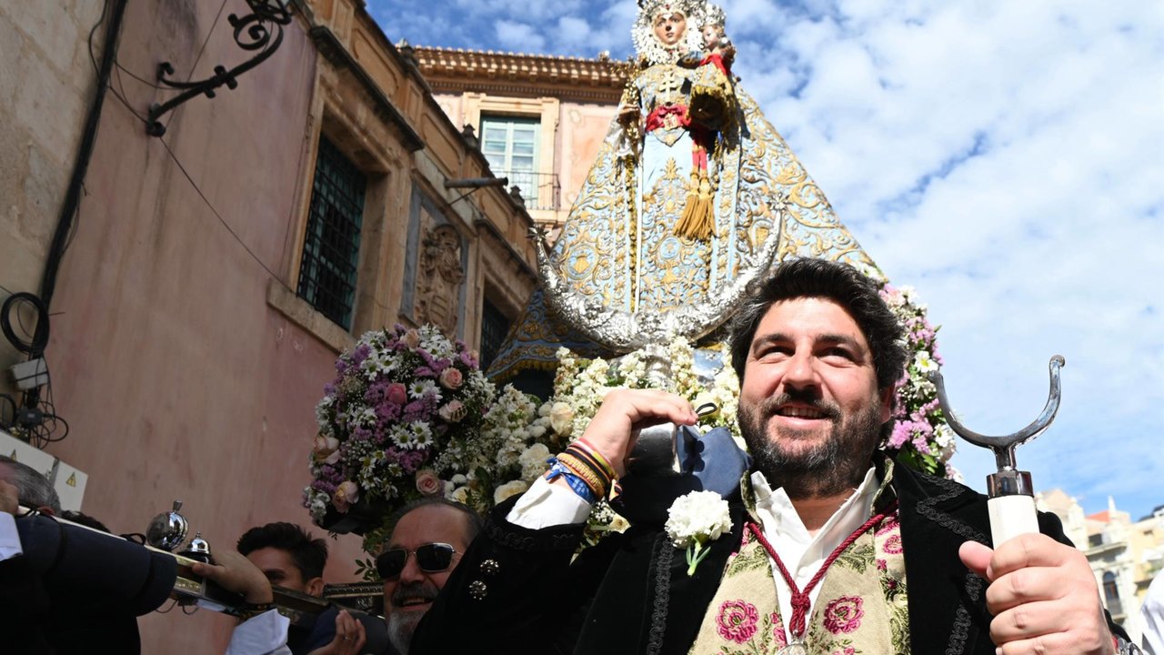 El presidente del Gobierno regional, Fernando López Miras, llevando la imagen de la Virgen de la Fuensanta (foto: Ángela Ortiz)