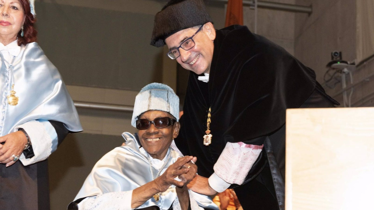 El rector de la UMU, Jos&eacute; Luj&aacute;n, junto a Maryse Cond&eacute; tras ser investiga doctora honoris causa