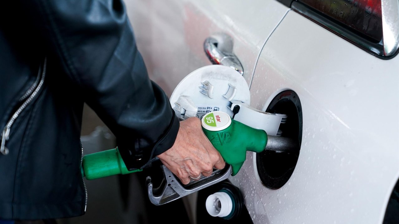 Una mujer pone gasolina a su vehículo en una gasolinera
