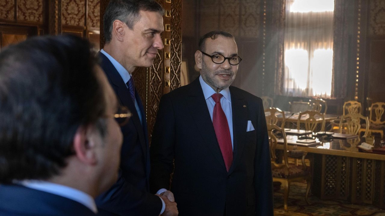 El presidente del Gobierno español, Pedro Sánchez (i), y el rey de Marruecos, Mohamed VI (d) en su primer viaje oficial de esta legislatura a Marruecos