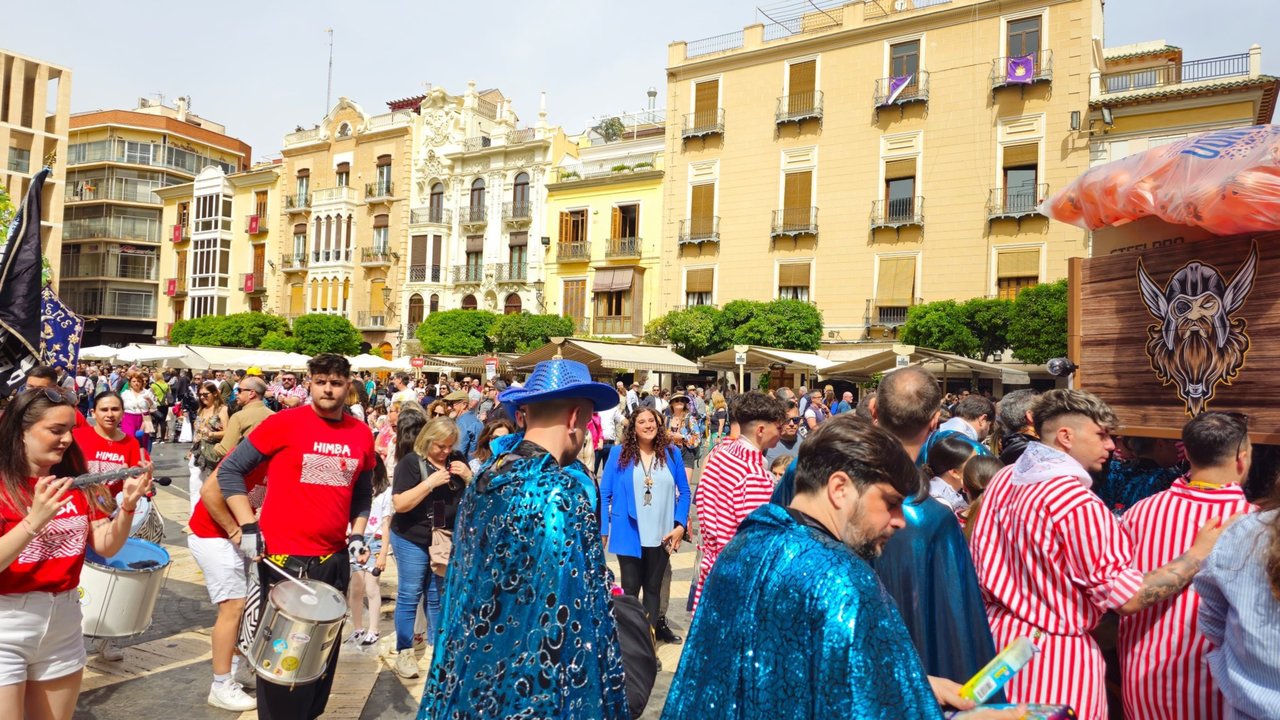 Miles de personas disfrutan en las calles del Entierro de la sardina