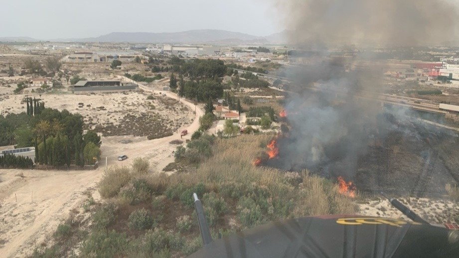 Imagen del incendio desde el helicóptero que se ha desplazado para apagar el fuego en Molina de Segura (foto: 112)