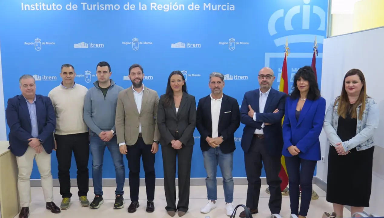 Participantes en la reuni&oacute;n celebrada para sentar las bases del Pacto por el Turismo (foto: CARM)