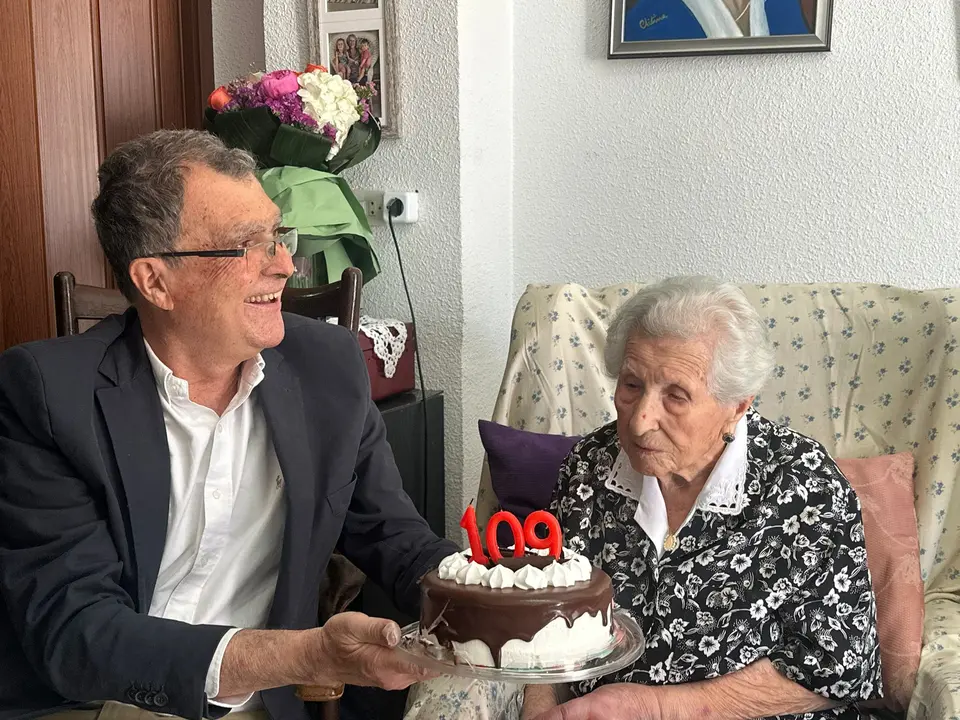 Do&ntilde;a Concha sopla las velas junto a Jos&eacute; Ballesta
