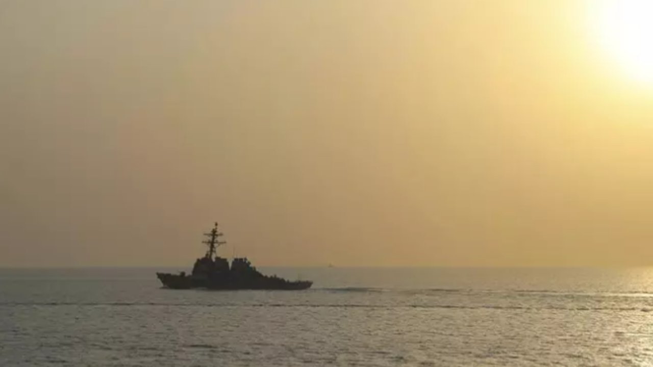 Imagen de archivo de un buque de guerra estadounidense en el golfo de Omán