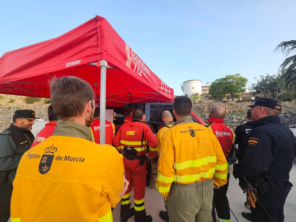 Equipos de la Unidad de Defensa contra los Incendios Forestales de la Regi&oacute;n de Murcia en el puesto de mando en la localidad alicantina de T&aacute;rbena (foto: 112 de la Regi&oacute;n de Murcia)