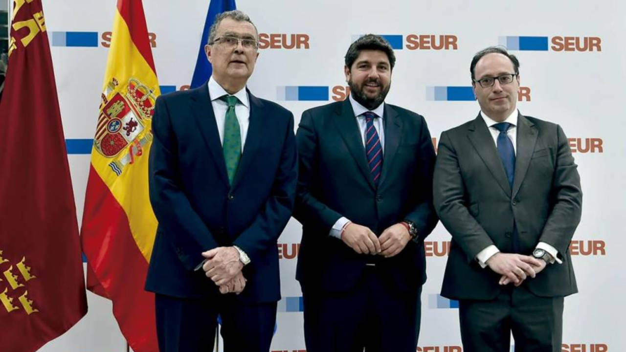 El presidente regional, Fernando López Miras, junto al alcalde de Murcia, José Ballesta y el CEO de SEUR, David Sastre