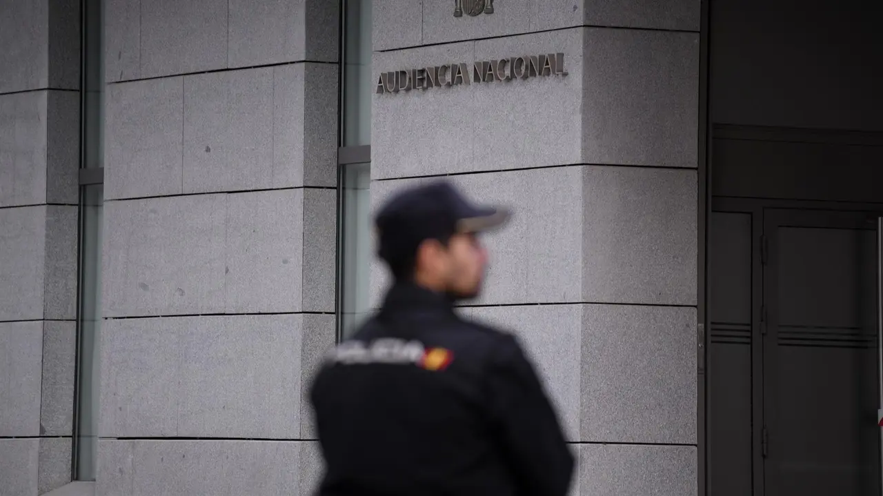 Un agente de Polic&iacute;a en la entrada de la Audiencia Nacional (foto: EP)