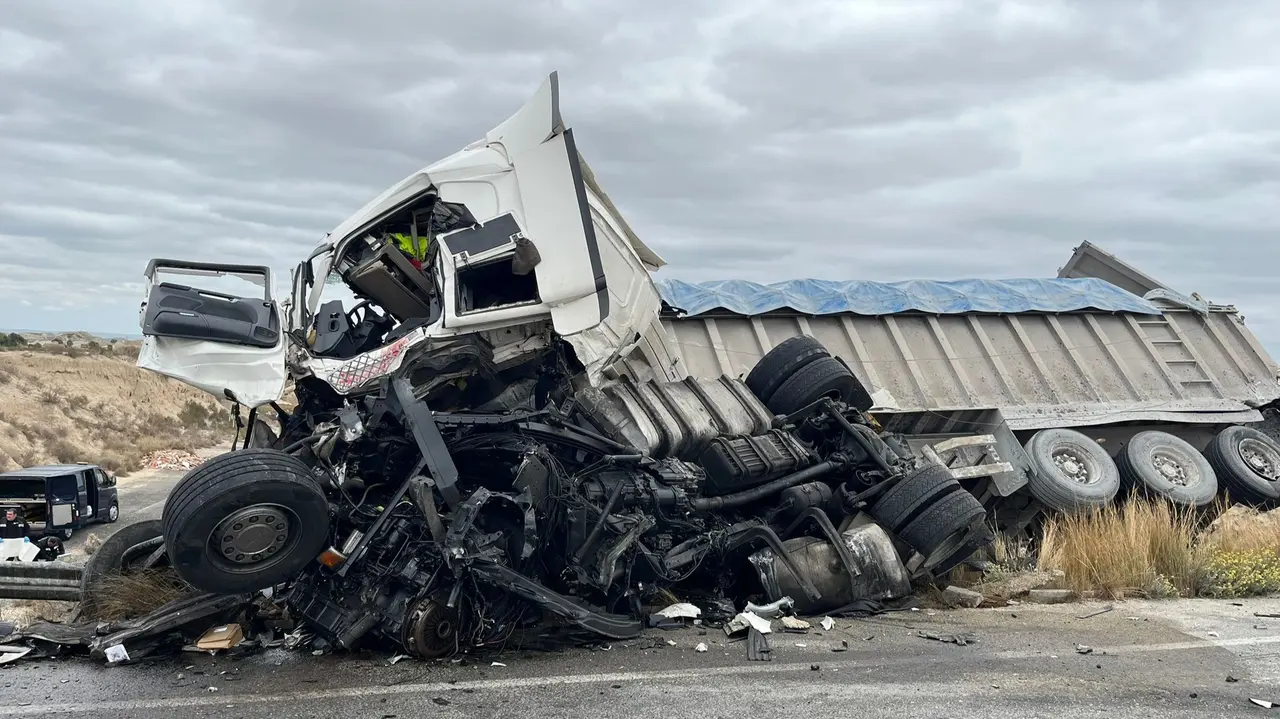 Mueren dos personas tras el choque entre dos camiones en Fortuna (foto: La 7)
