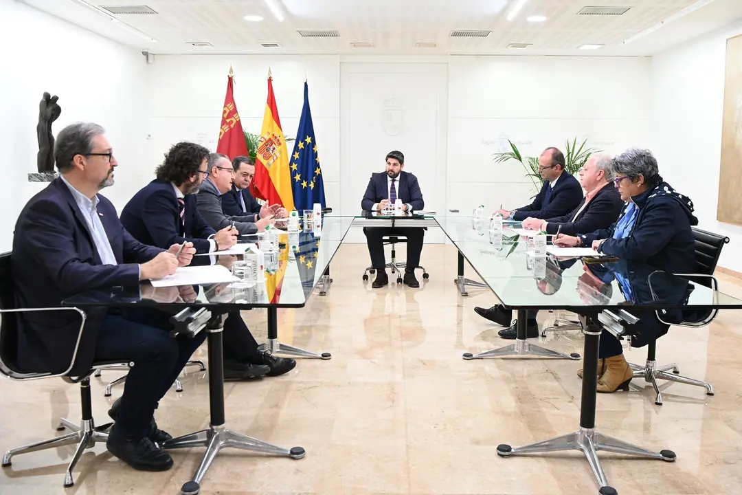 Reuni&oacute;n entre L&oacute;pez Miras, la CROEM y los sindicatos UGT y CC OO