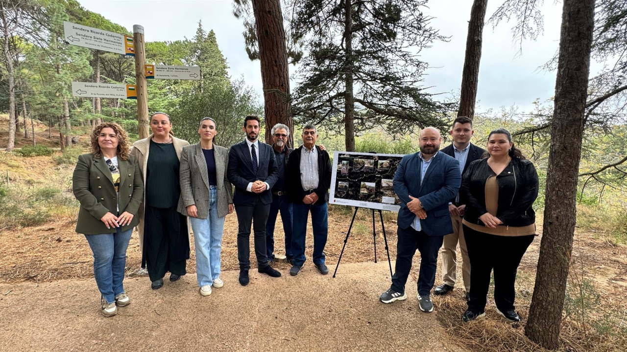 Autoridades y representantes de las asociaciones promotoras del expediente, durante el acto de presentaci&oacute;n en Sierra Espu&ntilde;a
