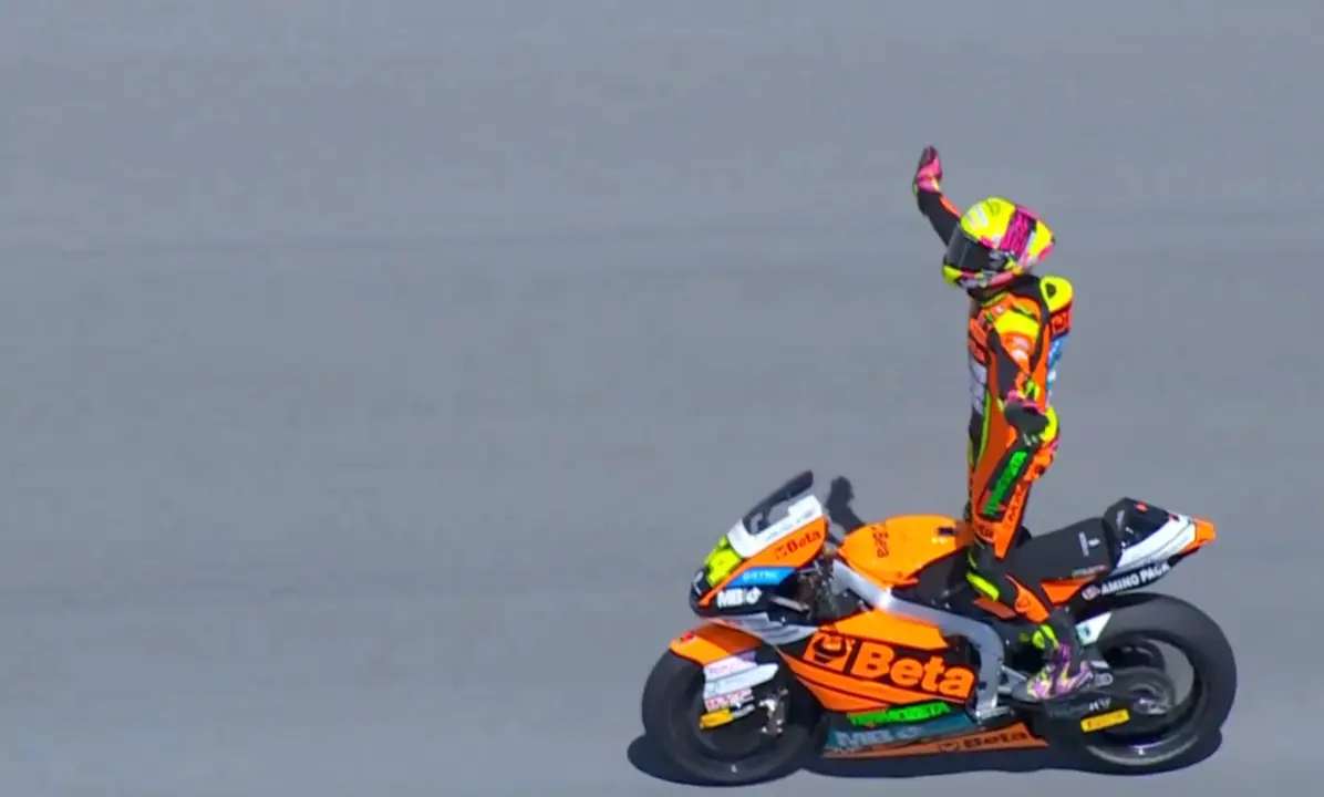 Ferm&iacute;n Aldeguer celebra la victoria en el circuito de Jerez (foto: MotoGP)