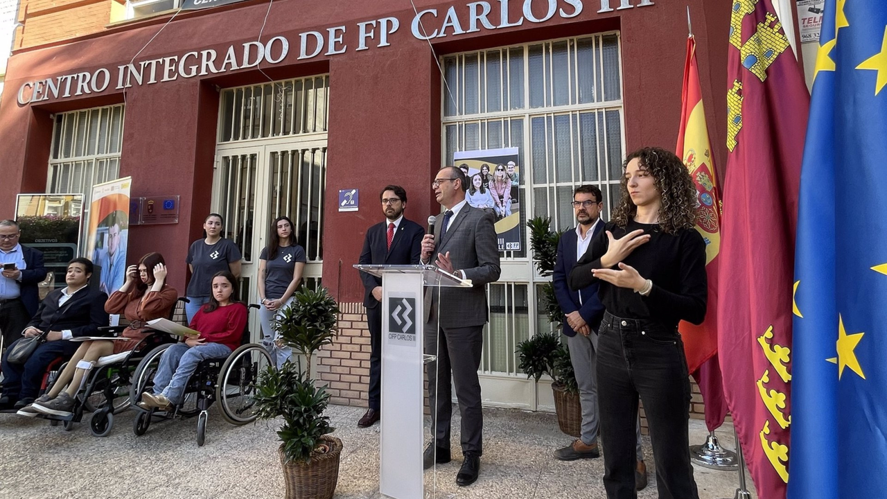 El consejero de Educaci&oacute;n, Formaci&oacute;n Profesional y Empleo, V&iacute;ctor Mar&iacute;n, durante la presentaci&oacute;n de jornada 'Alumnado con discapacidad en la Formaci&oacute;n Profesional. El reto de la Formaci&oacute;n en Centros de Trabajo y de la inserci&oacute;n laboral'