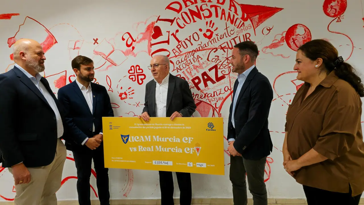 Momento de la entrega del cheque (foto: Ayuntamiento de Murcia)
