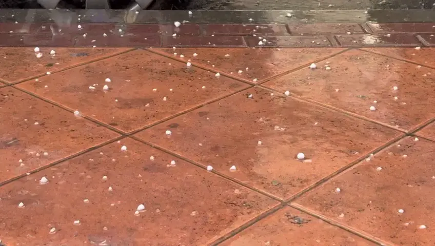 El granizo cae con intensidad en la ciudad de Murcia (foto: La 7)
