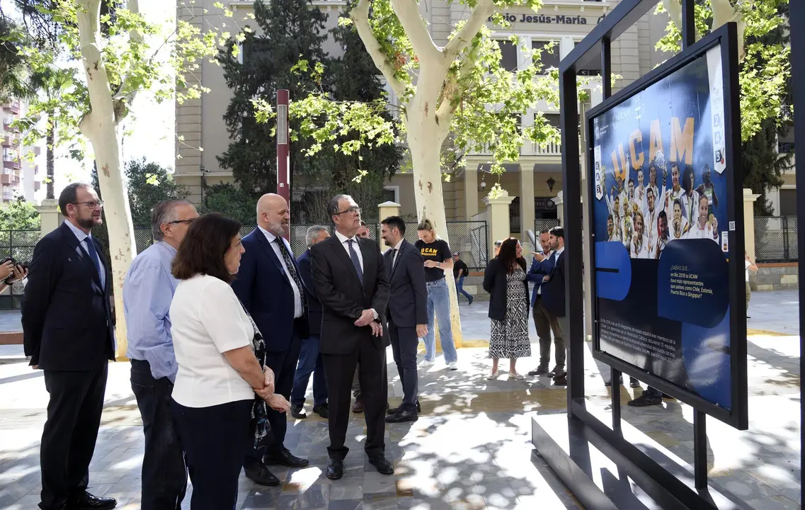 Inauguraci&oacute;n de la exposici&oacute;n en el Paseo Alfonso X