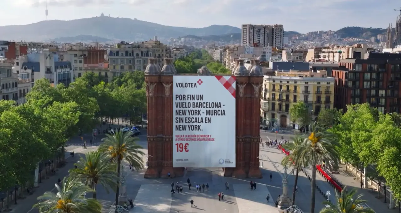 Imagen de la acci&oacute;n de publicidad exterior para promocionar los vuelos directos entre la Regi&oacute;n de Murcia y Barcelona (foto: CARM)