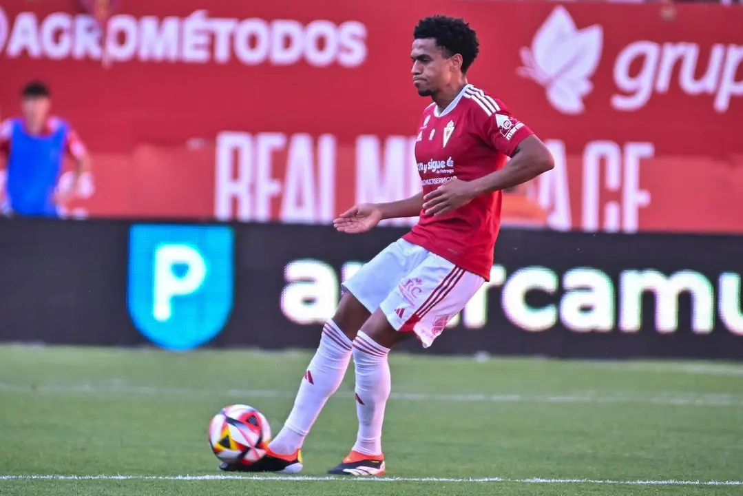 Rofino, defensa central del Real Murcia, en el partido de la derrota grana ante el M&eacute;rida (foto: Real Murcia)
