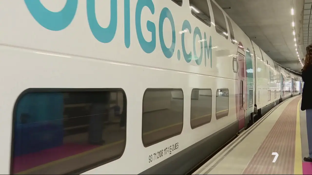 Uno de los trenes de Ouigo de dos alturas entra a la Estaci&oacute;n Murcia del Carmen (foto: La 7)