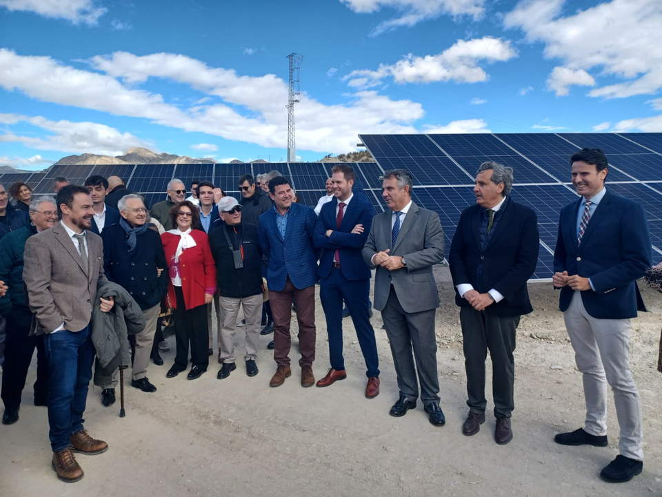 El consejero de Medio Ambiente, Universidades, Investigaci&oacute;n y Mar Menor, Juan Mar&iacute;a V&aacute;zquez, junto con el alcalde de Molina de Segura, Jos&eacute; &Aacute;ngel Alfonso, y el presidente de Anpier, Miguel &Aacute;ngel Mart&iacute;nez, durante la inauguraci&oacute;n del Parque Generaci&oacute;n Fotovoltaica en Molina de Segura el pasado mes de febrero.