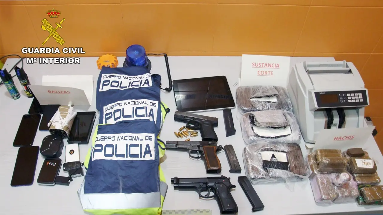 Objetos incautados en el marco de la operaci&oacute;n (foto: GC)
