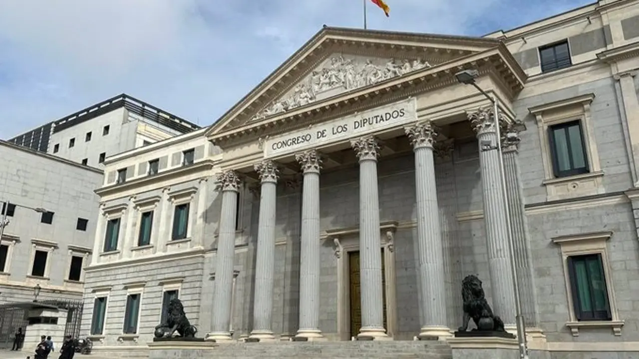Puerta de los leones del Congreso de los Diputados (foto: EP)
