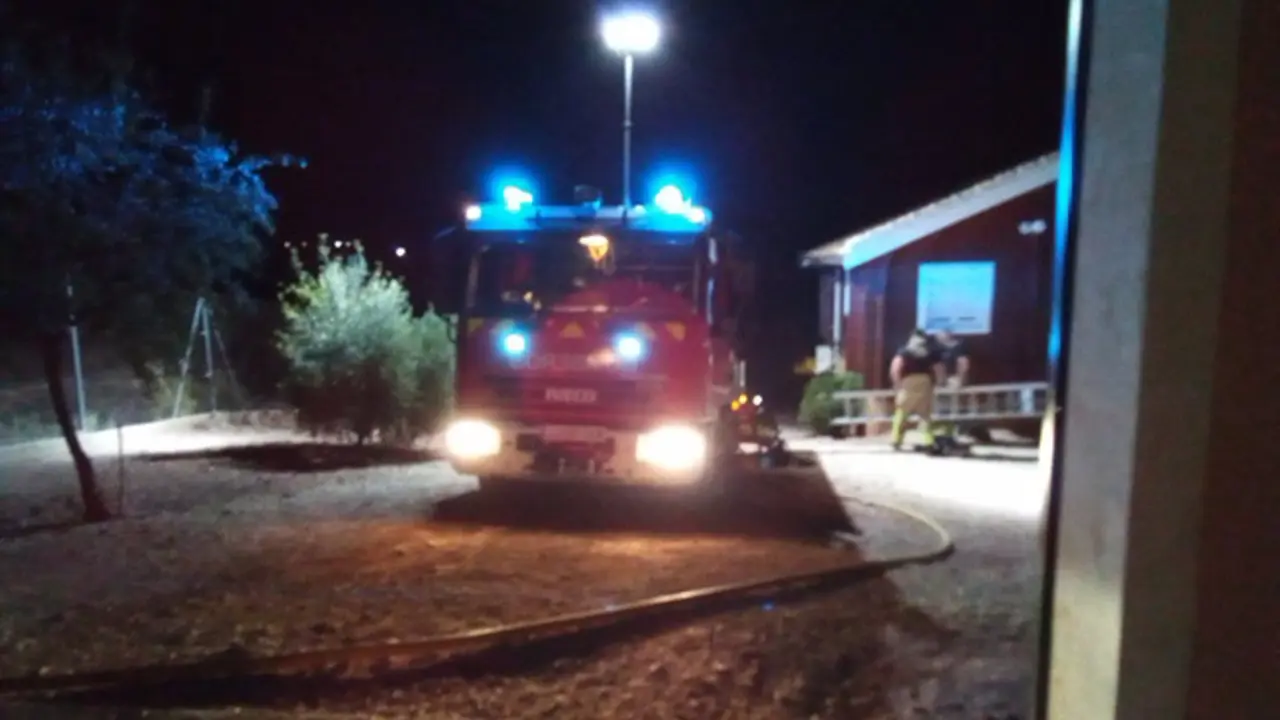 Un cami&oacute;n de bomberos en la vivienda afectada por un incendio en Aledo (foto: CEIS)