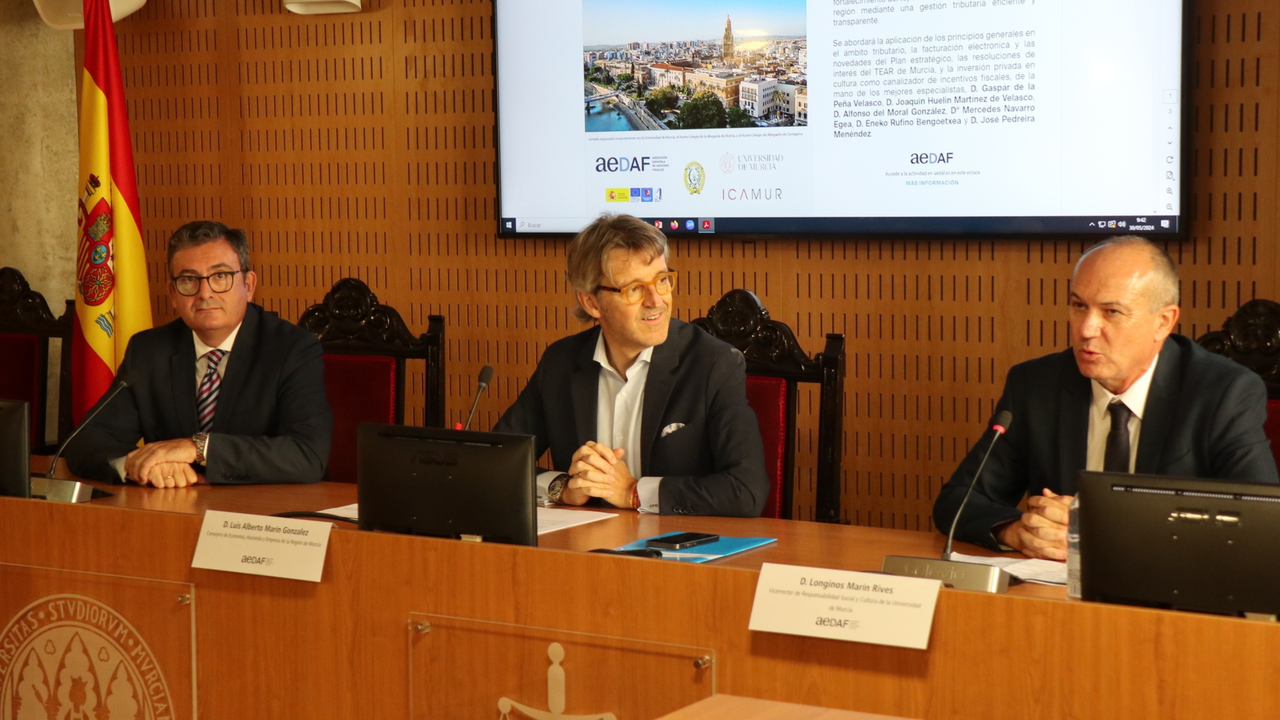 El consejero de Econom&iacute;a, Hacienda y Empresa, Luis Alberto Mar&iacute;n, durante la inauguraci&oacute;n de la Jornada Tributaria organizada por la Asociaci&oacute;n Espa&ntilde;ola de Asesores Fiscales (AEDAF)