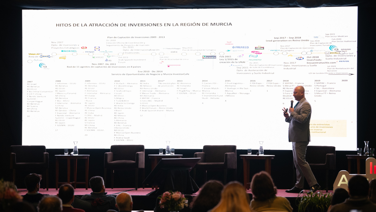 El t&eacute;cnico del Info Fernando Ballesta presenta la UNAI de la Regi&oacute;n en un foro empresarial celebrado en Chile.