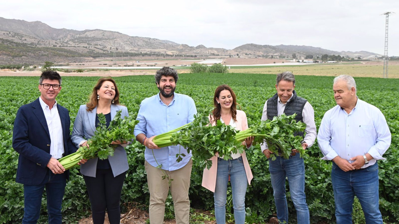 L&oacute;pez Miras ha participado en un acto electoral en Totana, junto a la n&uacute;mero 2 en las listas del PP al Parlamento Europeo, Carmen Crespo, y el alcalde del municipio, Juan Pag&aacute;n.