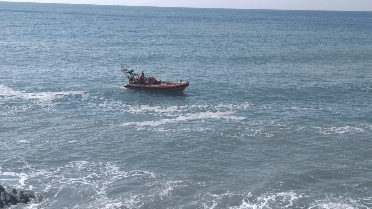 Encuentran el cuerpo sin vida de la persona desaparecida mientras se ba&ntilde;aba en la playa de Percheles