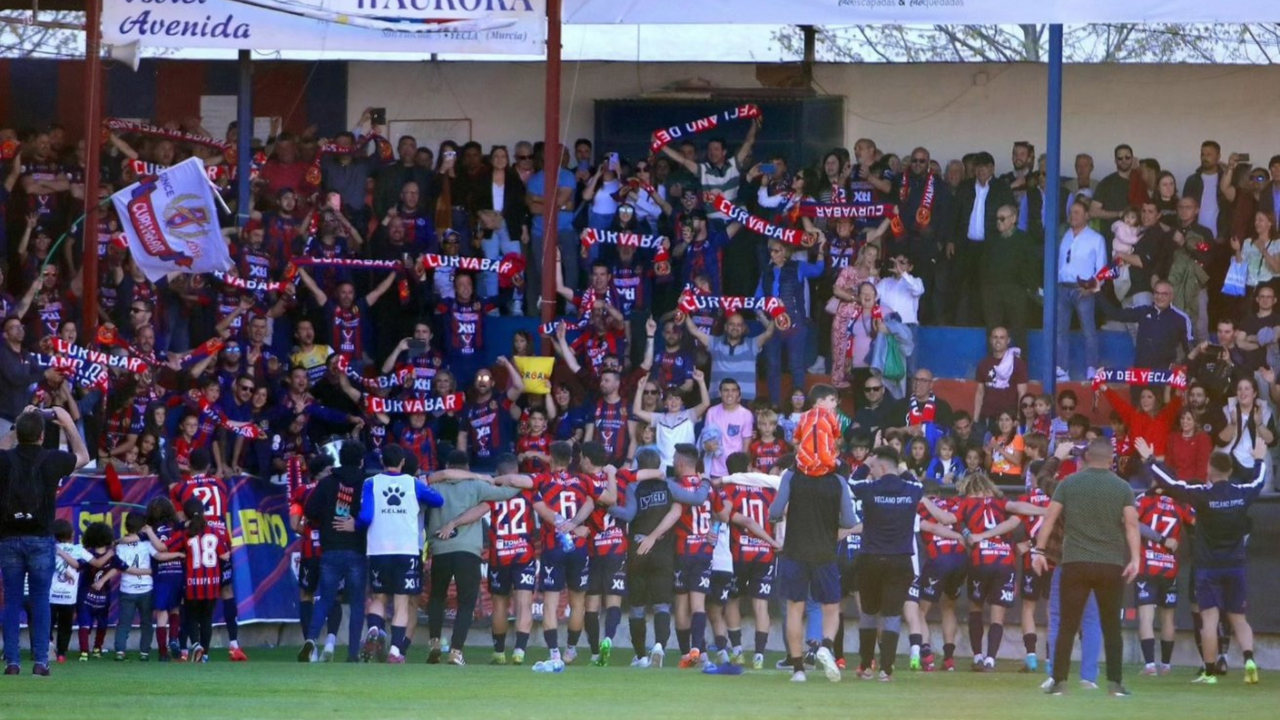 El Yeclano asciende a Primera RFEF (Foto: @avomirallesf)