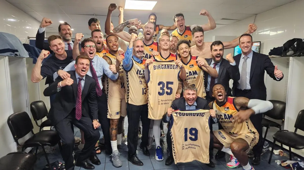 El UCAM Murcia celebra por todo lo alto el pase a la final de la Liga Endesa (foto: UCAM Murcia)
