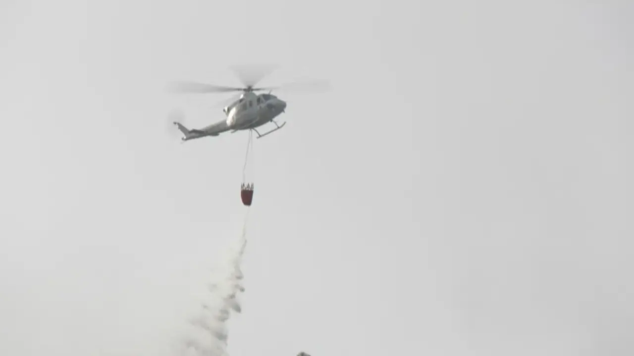 Uno de los helic&oacute;pteros que han acudido al lugar del incendio trata de ayudar en las labores de extinci&oacute;n (foto: La 7)