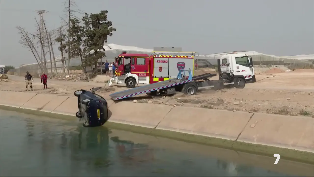 Los bomberos de la Regi&oacute;n sacan del agua el veh&iacute;culo del hombre fallecido (foto: La 7)