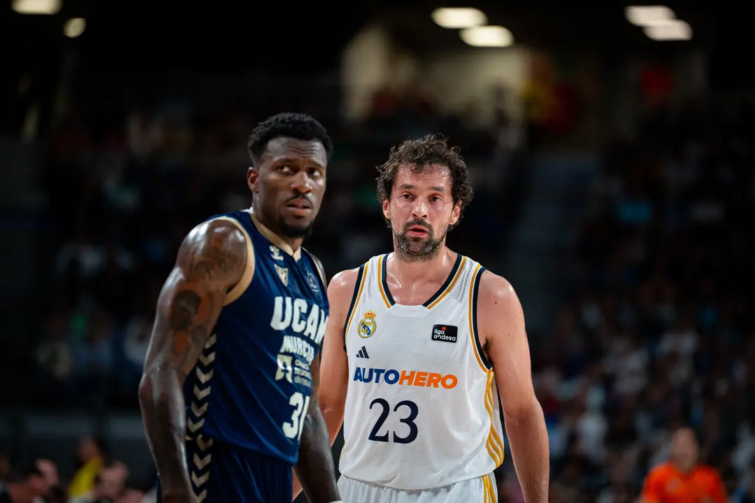 Ennis y Llul en un instante del primer partido de la final de la Liga Endesa (foto: UCAM Murcia)