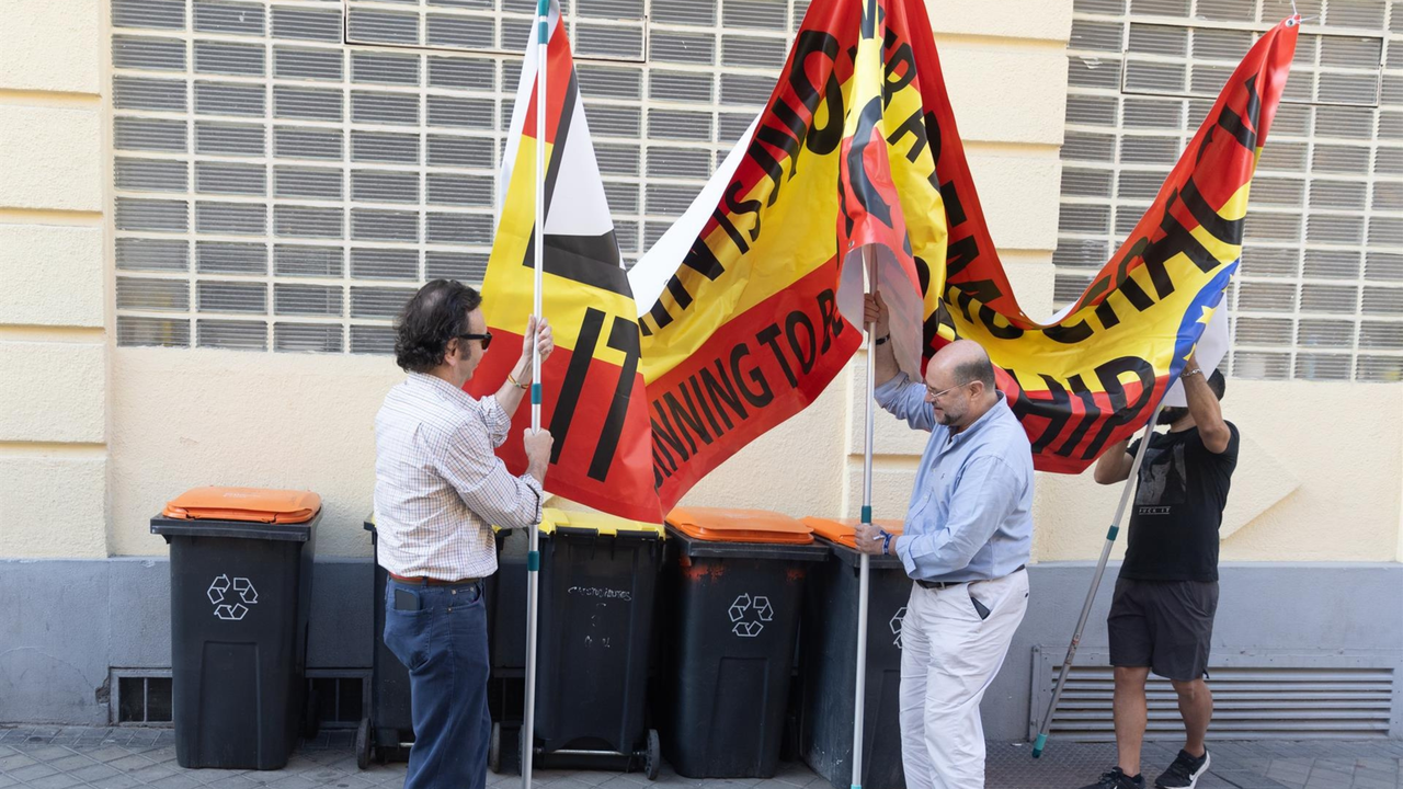 Varios hombres sujetan una pancarta contra el presidente del Gobierno en el colegio de Nuestra Se&ntilde;ora del Buen Consejo, a 9 de junio de 2024, en Madrid