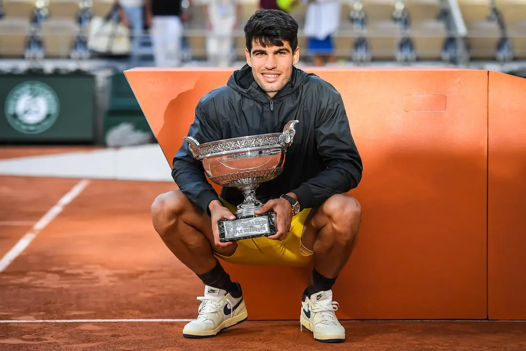 Carlos Alcaraz, con la copa de los Mosqueteros