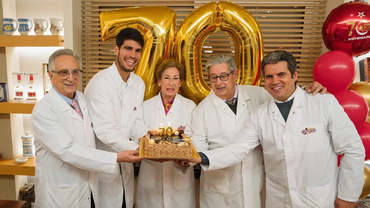 Los tres hermanos Fuertes, Jos&eacute;, Tom&aacute;s y Juana, junto al embajador de la marca, Carlos Alcaraz, y su padre (foto: agencias)
