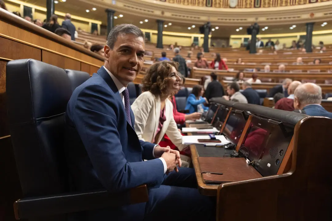 El presidente del Gobierno, Pedro S&aacute;nchez, y la vicepresidenta primera del Gobierno, ministra de Hacienda y vicesecretaria general del PSOE, Mar&iacute;a Jes&uacute;s Montero, a su llegada a una sesi&oacute;n de control, en el Congreso de los Diputados, a 12 de junio (foto: EP)