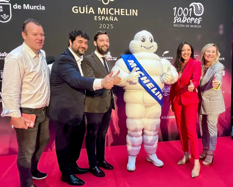 La consejera Carmen Conesa, el director del Instituto de Turismo, el jefe de cocina Gonz&aacute;lez Conejero, representantes de Michelin y la famosa mascota &lsquo;Bibendum&rsquo;