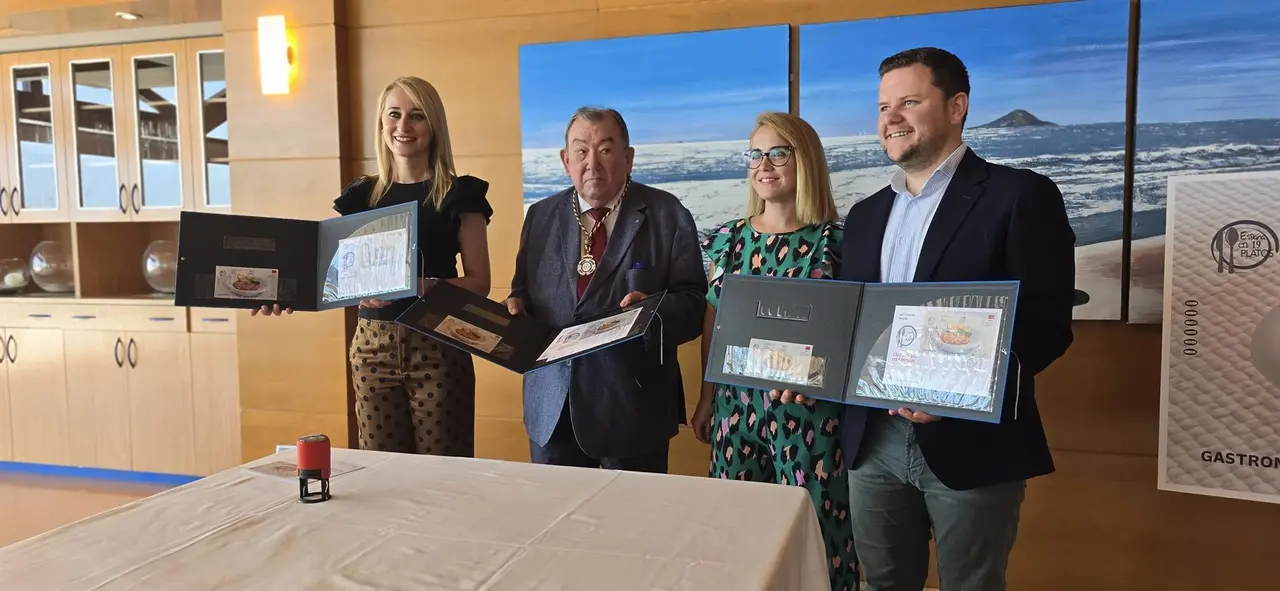 Correos presenta el sello dedicado al caldero del Mar Menor (foto: Correos)