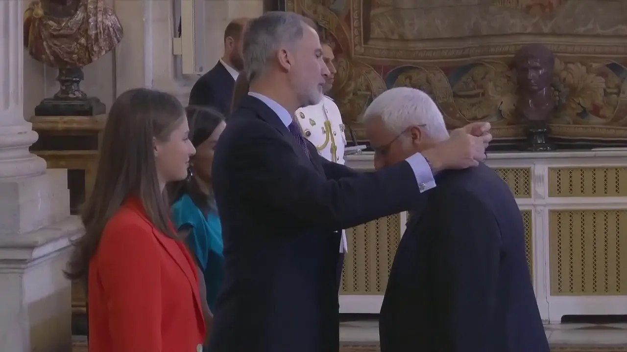 Momento de imposici&oacute;n de la medalla del Orden del M&eacute;rito Civil a &Aacute;ngel P&eacute;rez Ruzafa de manos de S.M. el Rey Don Felipe VI