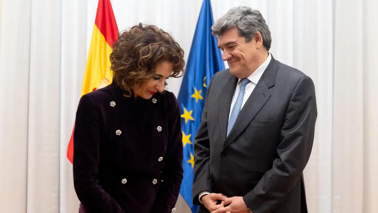 El ministro de Transformaci&oacute;n Digital y Funci&oacute;n P&uacute;blica, Jos&eacute; Luis Escriv&aacute;, y la vicepresidenta primera y ministra de Hacienda, Mar&iacute;a Jes&uacute;s Montero. - Eduardo Parra - Europa Press - Archivo