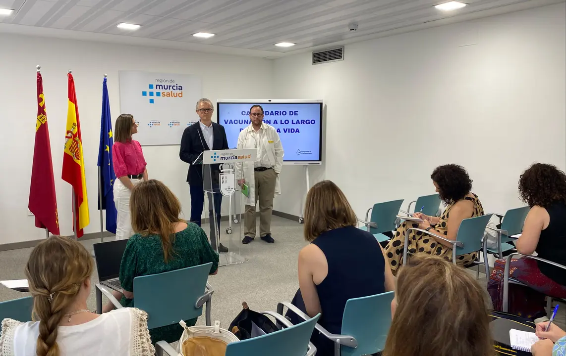 El consejero de Salud, Juan Jos&eacute; Pedre&ntilde;o, informa de la novedades del calendario vacunal regional 2024 (foto: CARM)