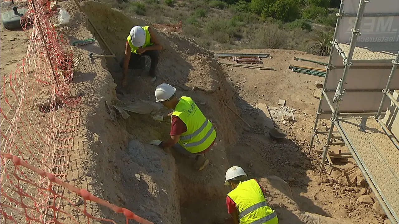 Tres arque&oacute;logos realizando trabajos de excavaci&oacute;n en La Fortaleza del Rey Lobo (foto: La 7)