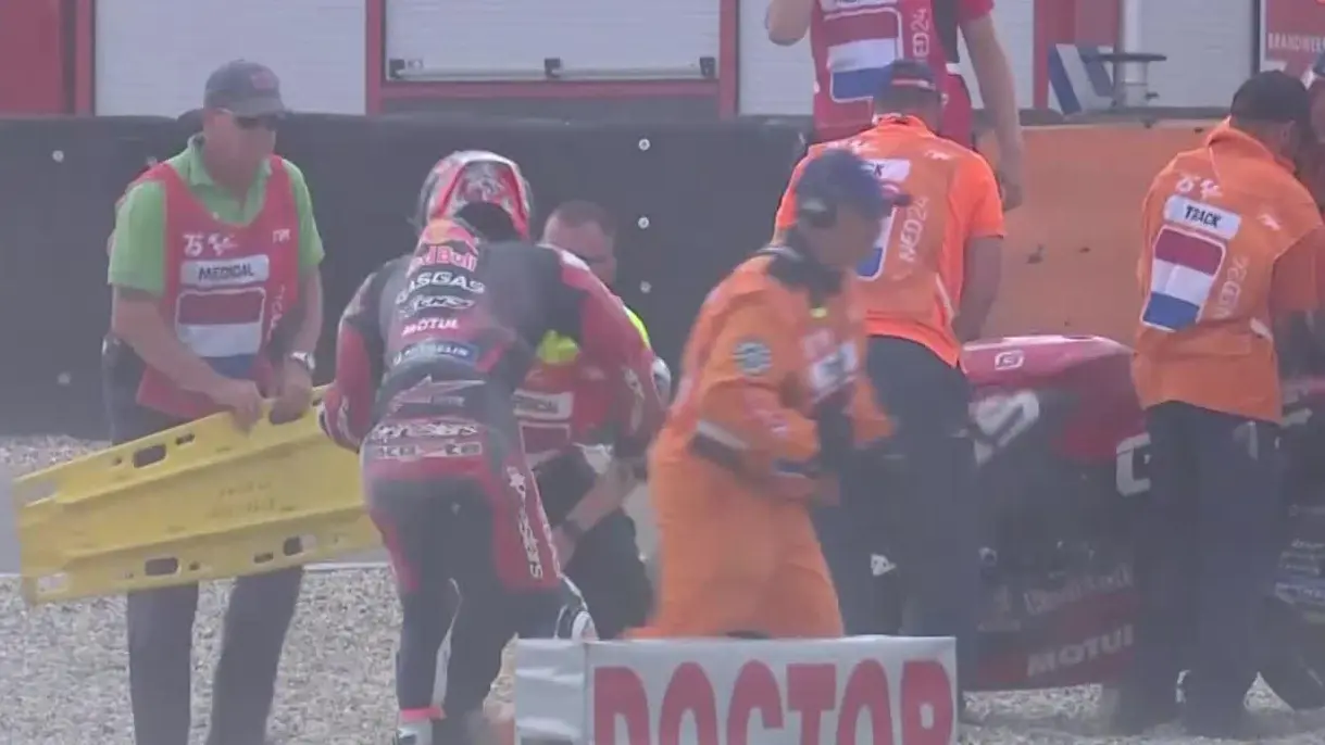 Pedro Acosta cae en la &uacute;ltima vuelta del GP de los Pa&iacute;ses Bajos (foto: Moto GP)