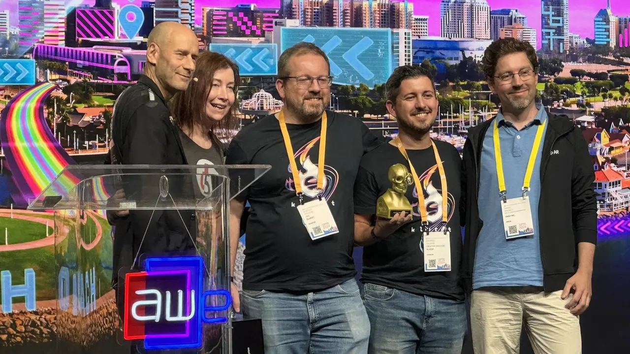 Los responsables de 'Sons of a Bit' recogen el premio (foto: EP)
