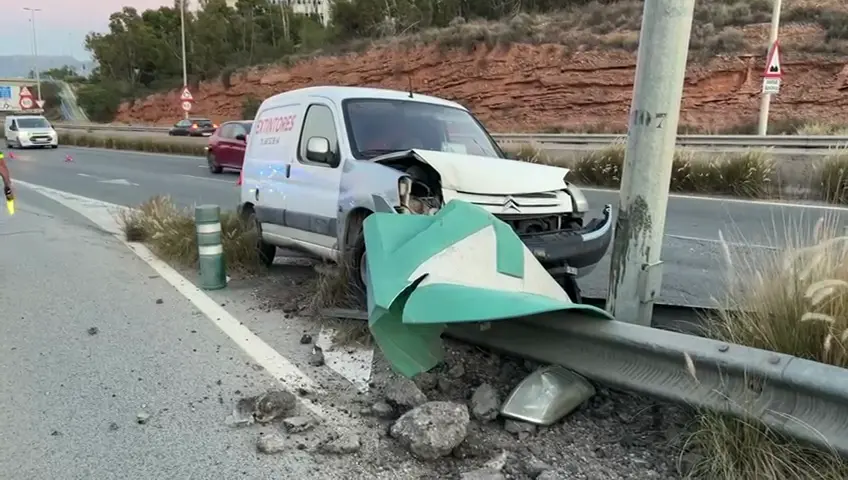 Accidente en Murcia en la N-301, cerca de la rotonda de Isla Grosa (foto: Luis Alc&aacute;zar/La 7)