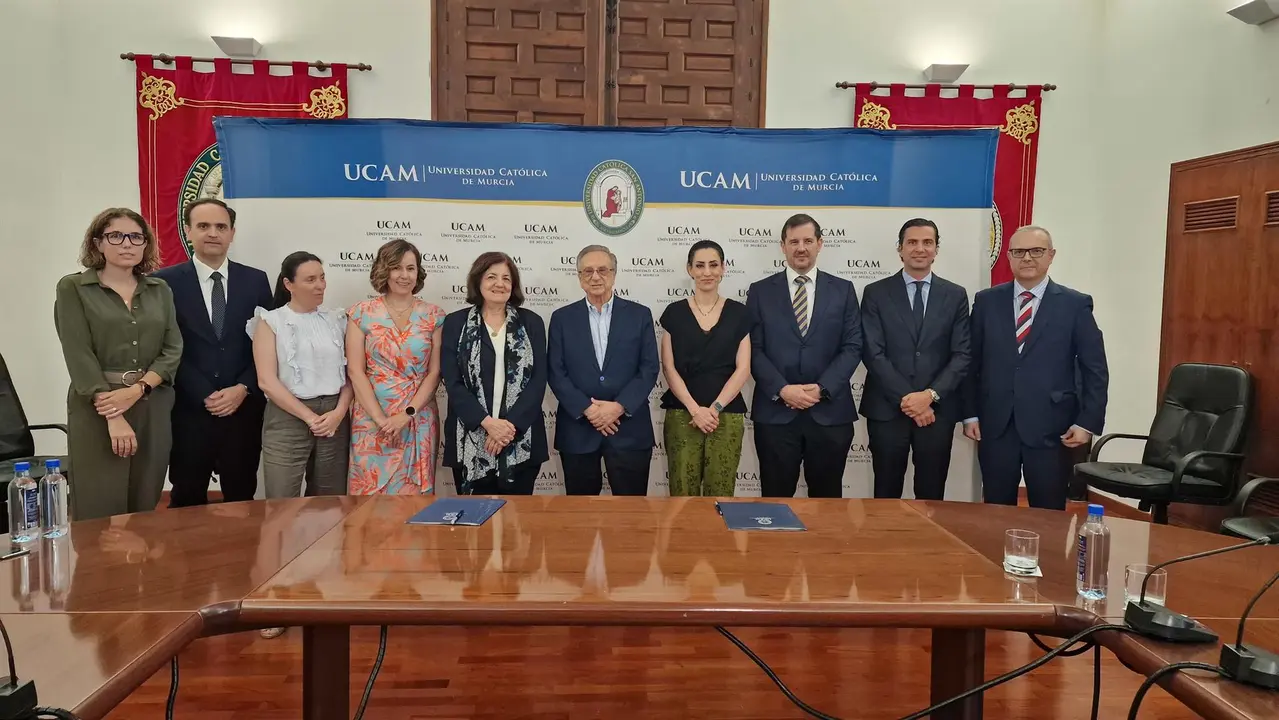 Foto de la familia a la conclusi&oacute;n del acto de firma con los representantes de la UCAM y el Grupo Fuertes - UCAM